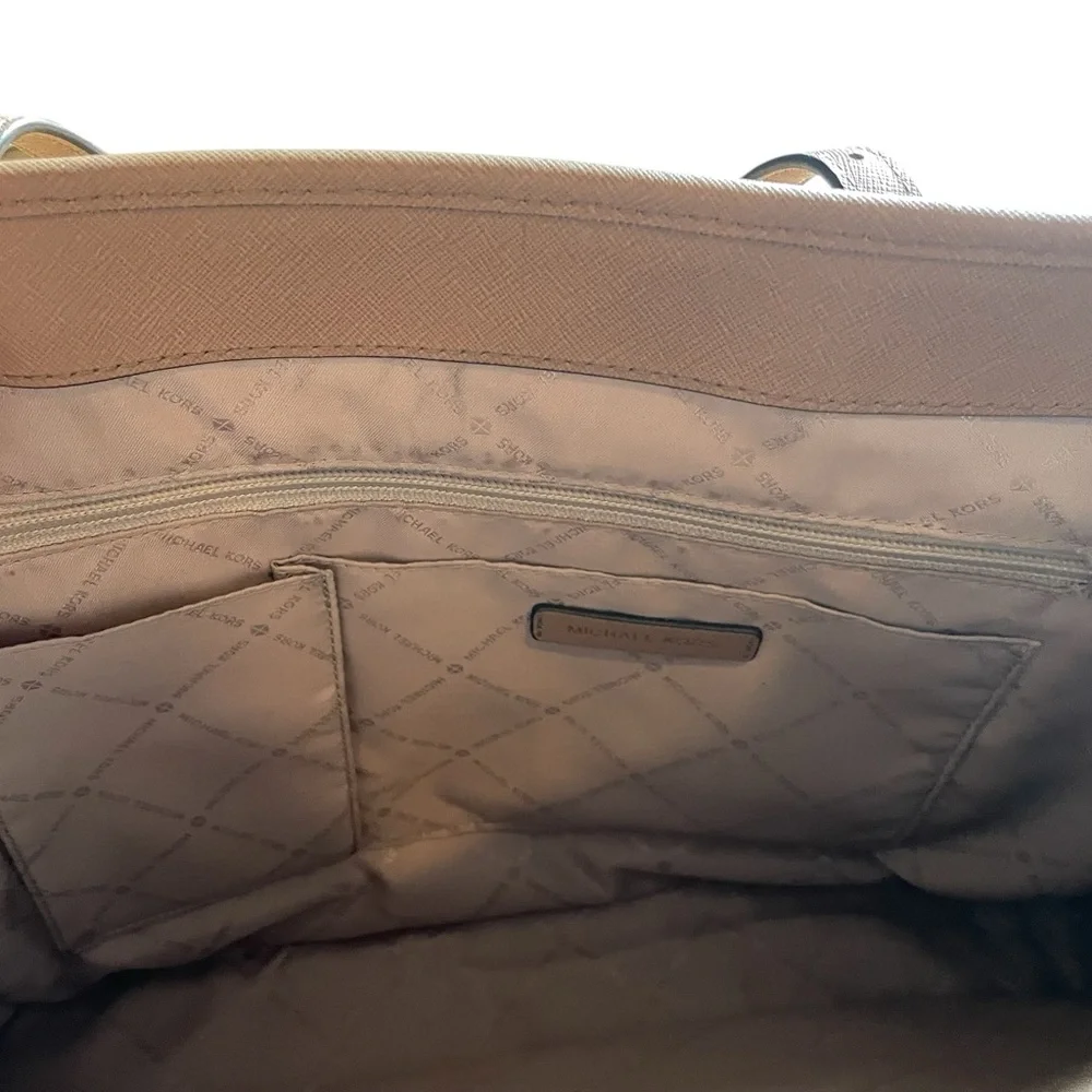 Michael Kors Jet Set Medium Saffiano Leather Top-Zip Tote Bag – Tan‎